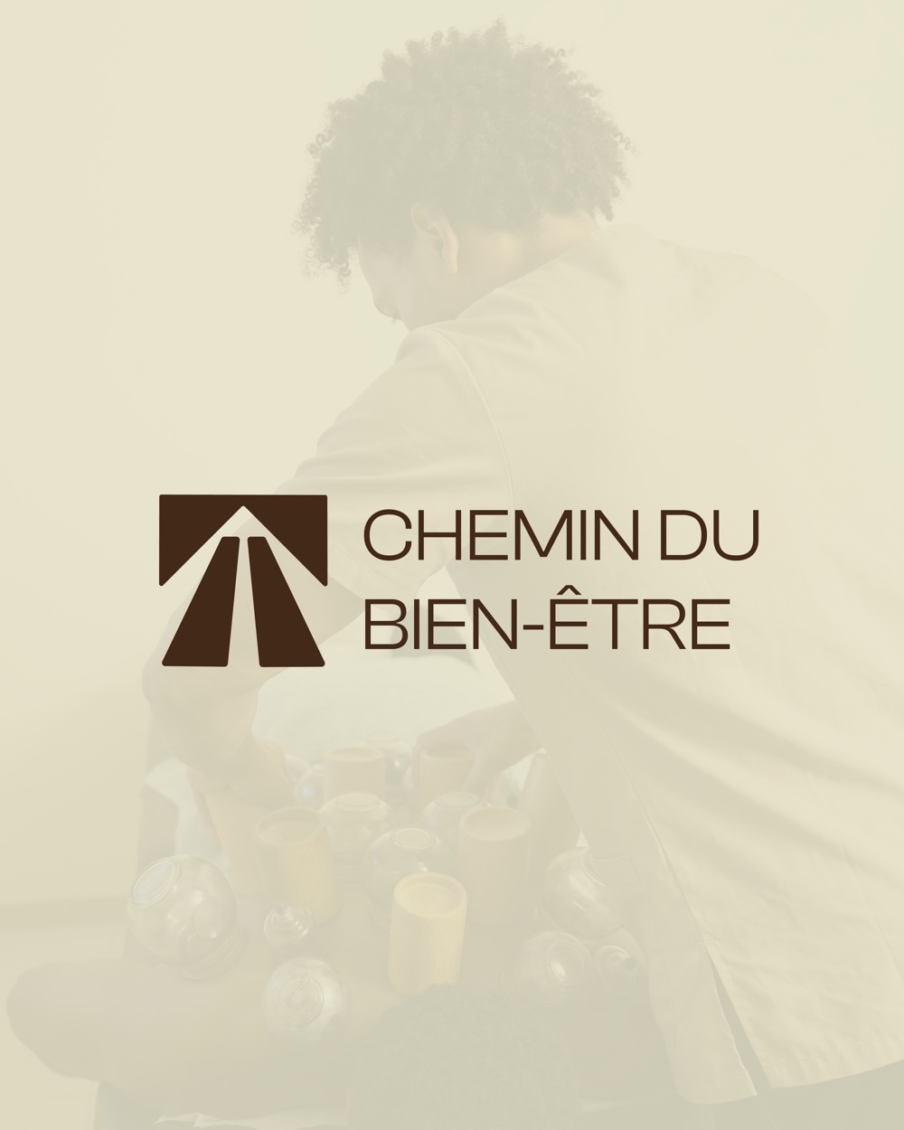 Kevin, fondateur de Chemin du Bien-Être, en séance de cupping
